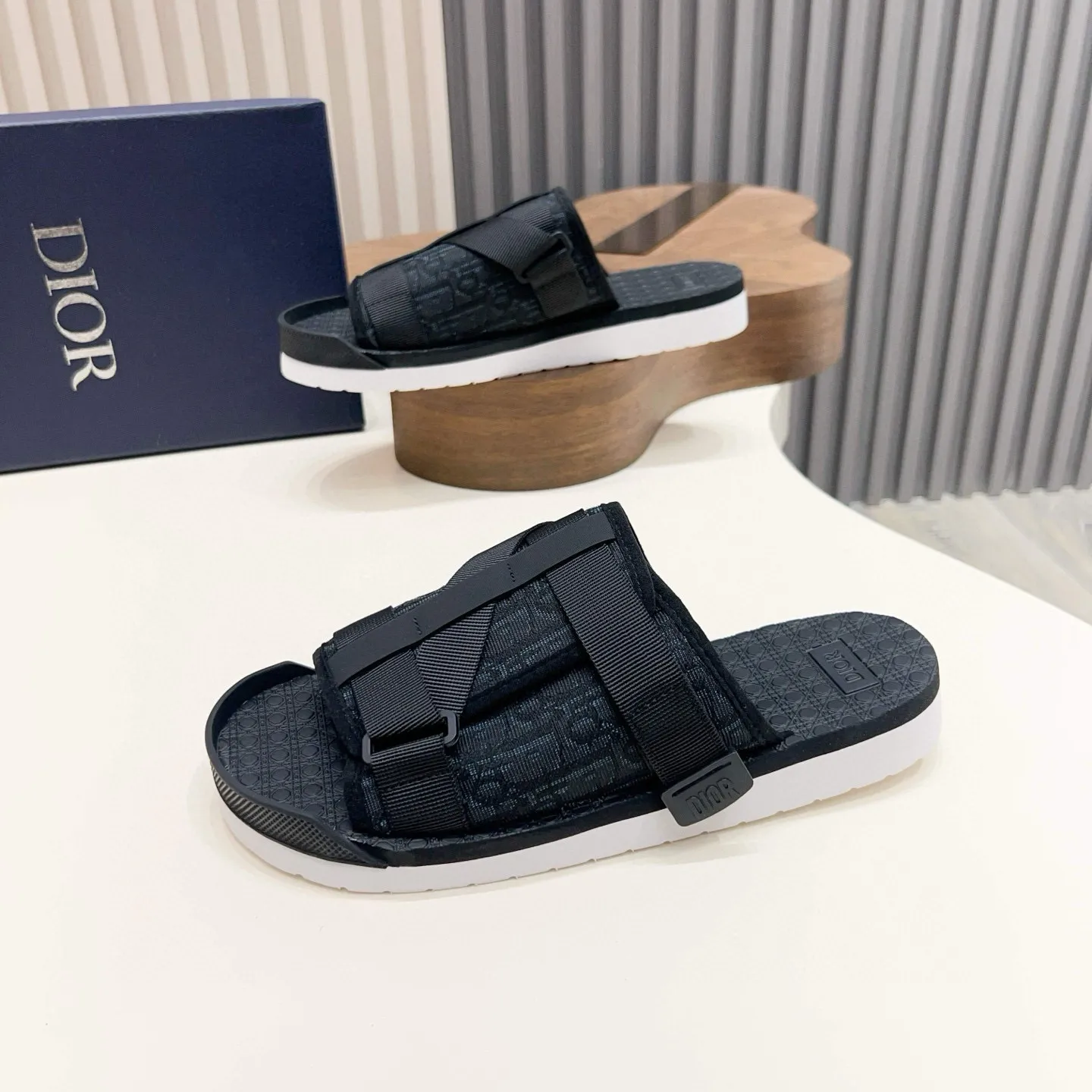 Factory price: 280💰Dior Alias ​​men's leather slippers. This Alias ​​sandal is a new summer product, showing a casual and elegant style. Carefully crafted from grained cow leather and Oblique printed fabric, with cowhide lining! Cross-strap design with metal-clad brass CD Diamond logo. The imported cowhide leather and rubber sole adds sophistication and comfort, while Oblique print-effect anti-slip panels add style. Size: 38-44 (45 customized)